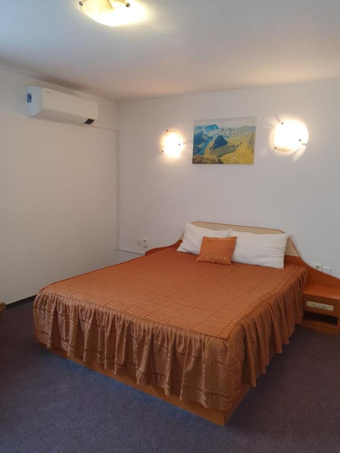 Vila Queen Arad Esterno foto